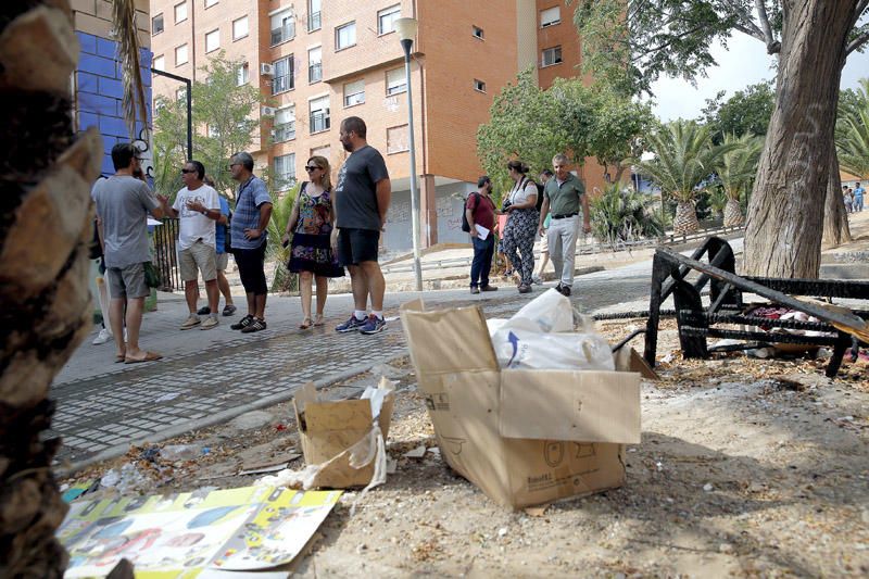 Los políticos visitan la Coma invitados por los vecinos