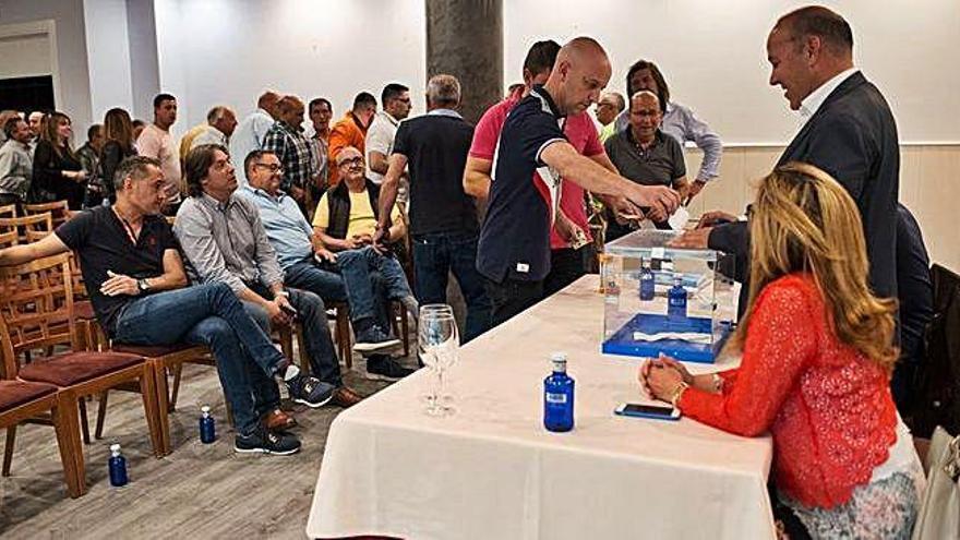 Concejales de Tera-Vidriales votando entre los cuatro candidatos (Fernández, Clerigue, Vega y Paramio) sentados.