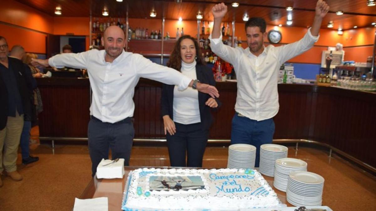 Alfredo González y Cristian Sánchez celebran la tarta en su honor. | | LP/DLP