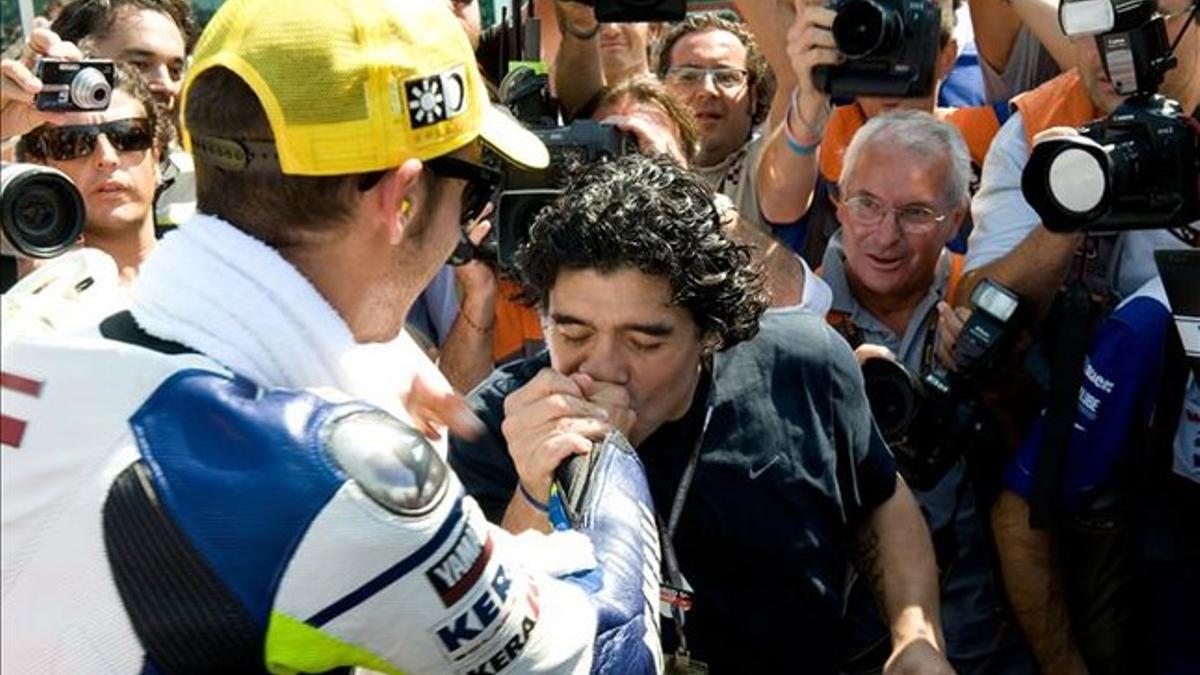 Maradona besa la mano de Rossi en Misano 2008