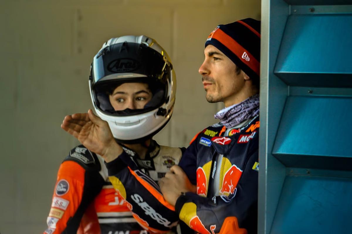 Imagen de Maverick Viñales junto a Víctor Cubeles en el Karting Internacional de Motorland Aragón.