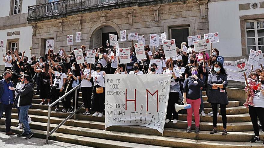 Movilización de empleadas de H&amp;M, ayer, ante el Marco.  | // P. HERNÁNDEZ