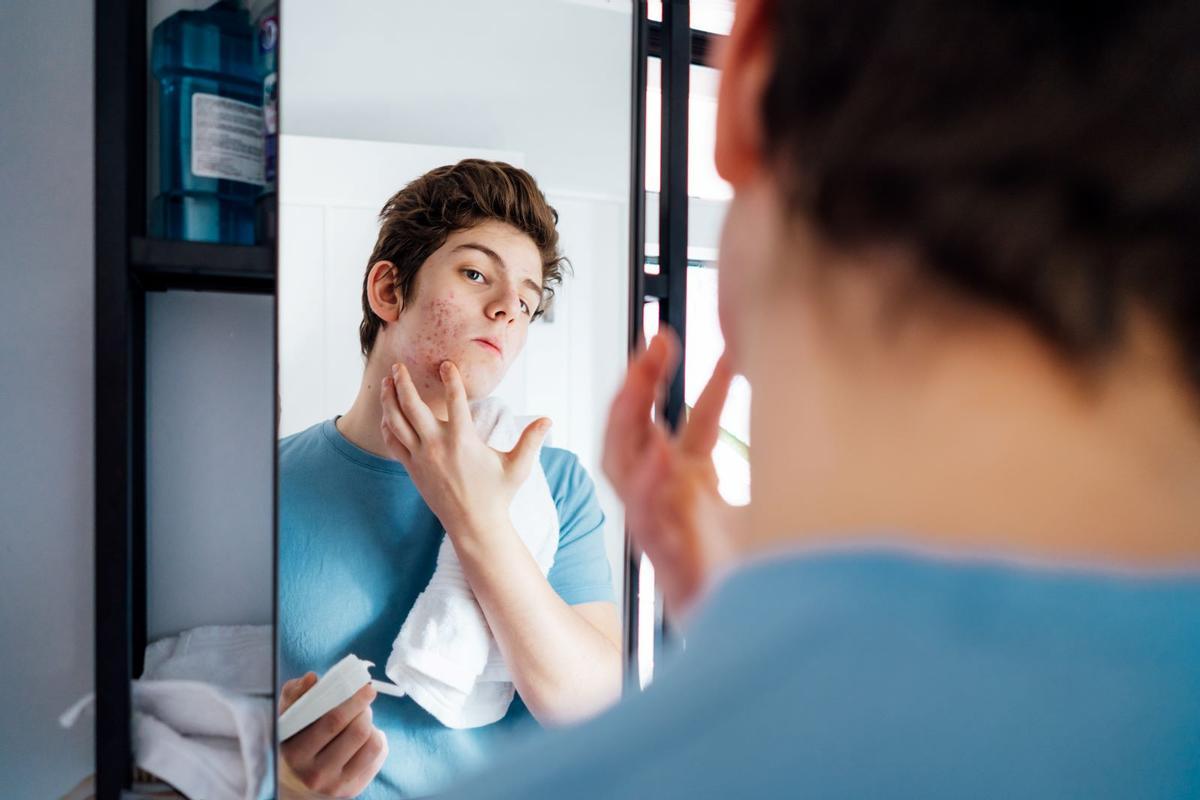 Aadolescente aplicándose una crema facial, en una imagen de archivo.
