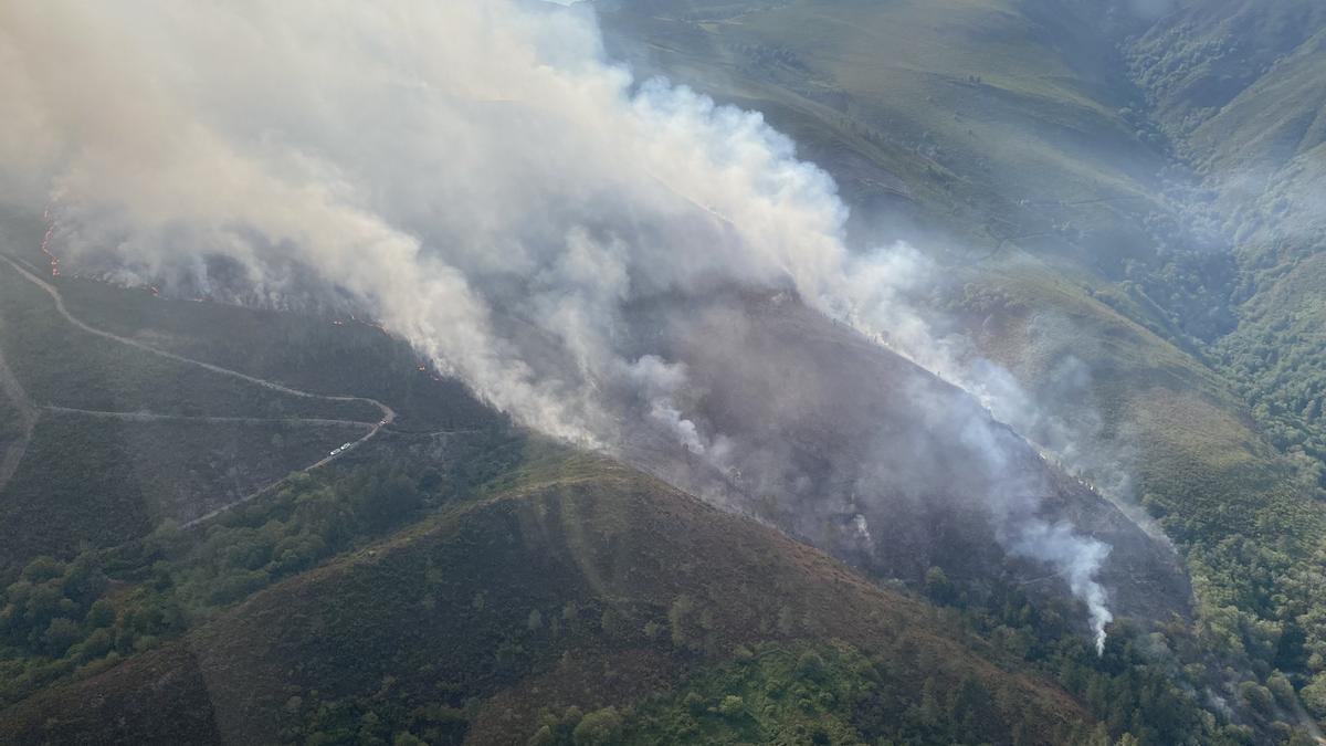 Vista aérea del fuego de Negueira de Muñiz.