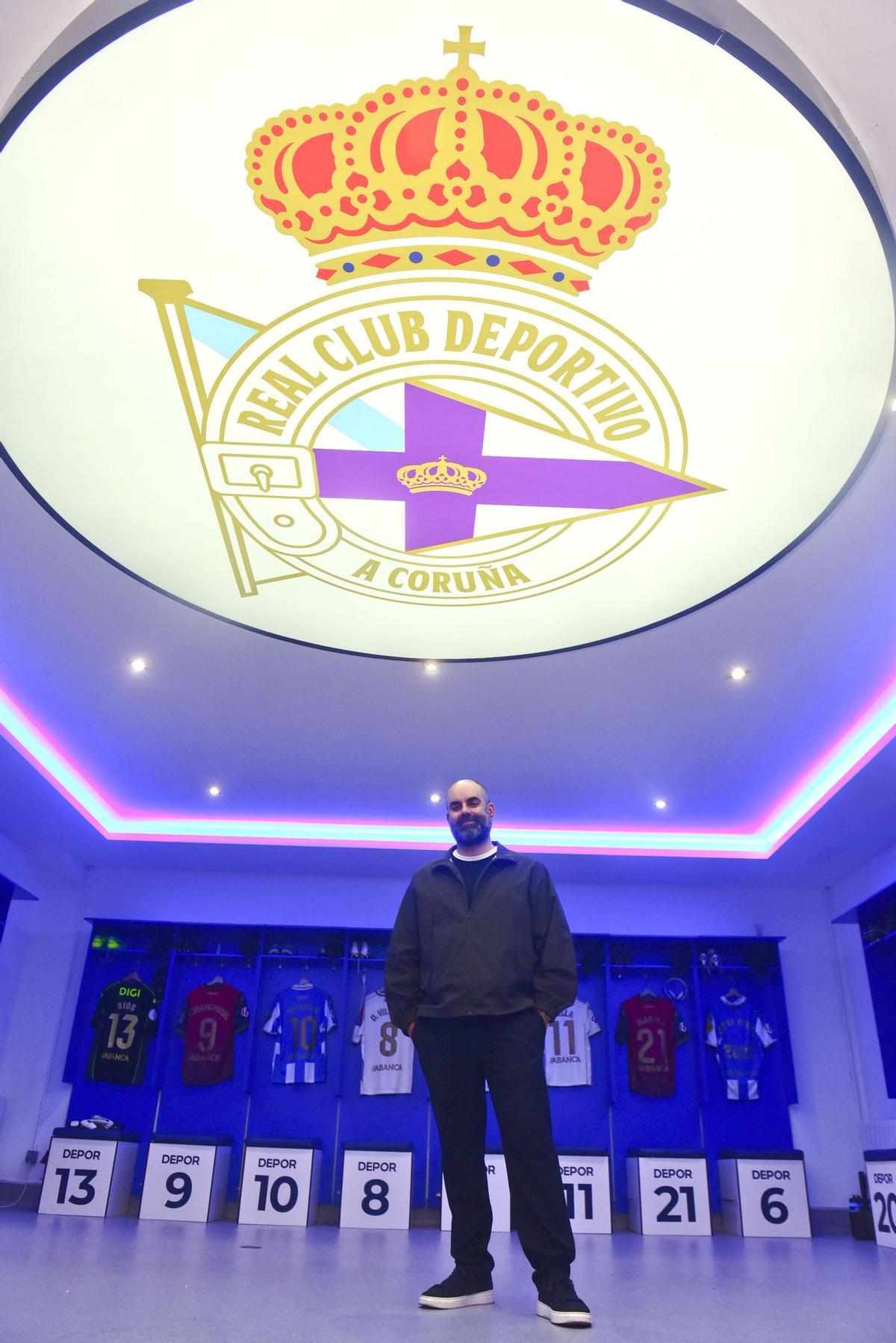 Borja, junto al escudo, en el vestuario de Riazor
