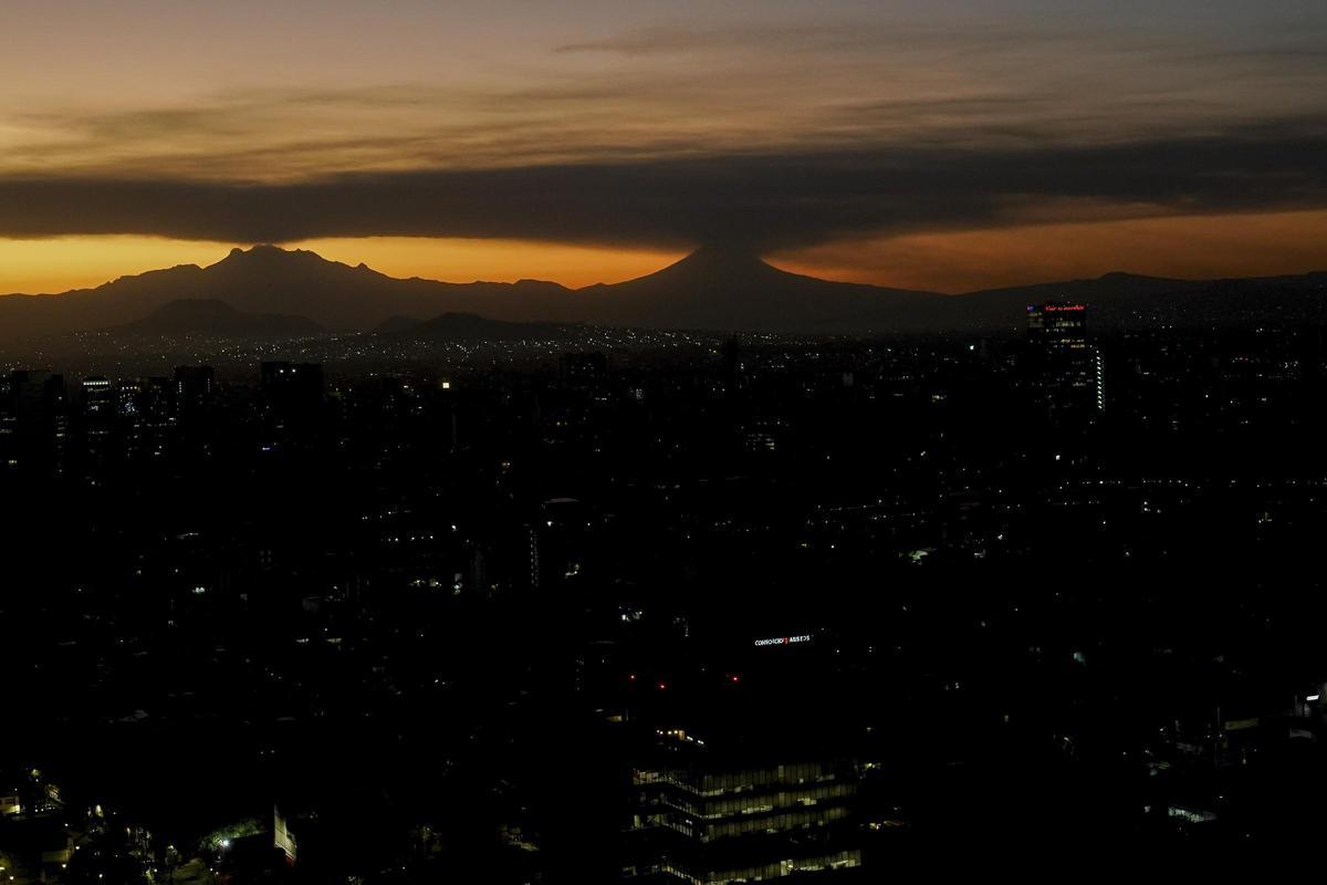 El volcán Popocatépetl, en México, volvió a cobrar vida.Una gran erupción del volcán Popocatépetl, arrojó enormes columnas de humo y cenizas a unos dos kilómetros de su cráter y obliga a cancelar vuelos en el aeropuerto de Ciudad de México