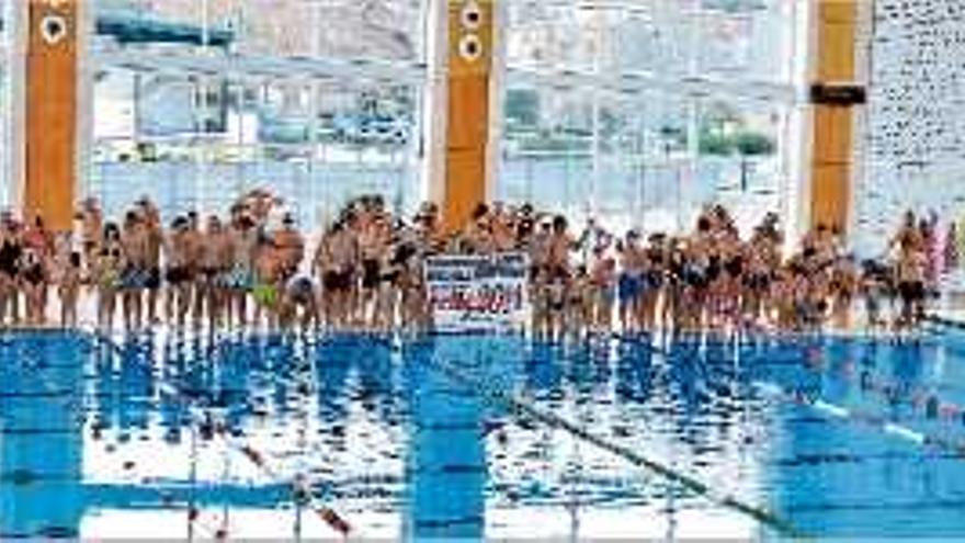 Més de 200 persones participen en el primer bany de l&#039;any a la nova piscina