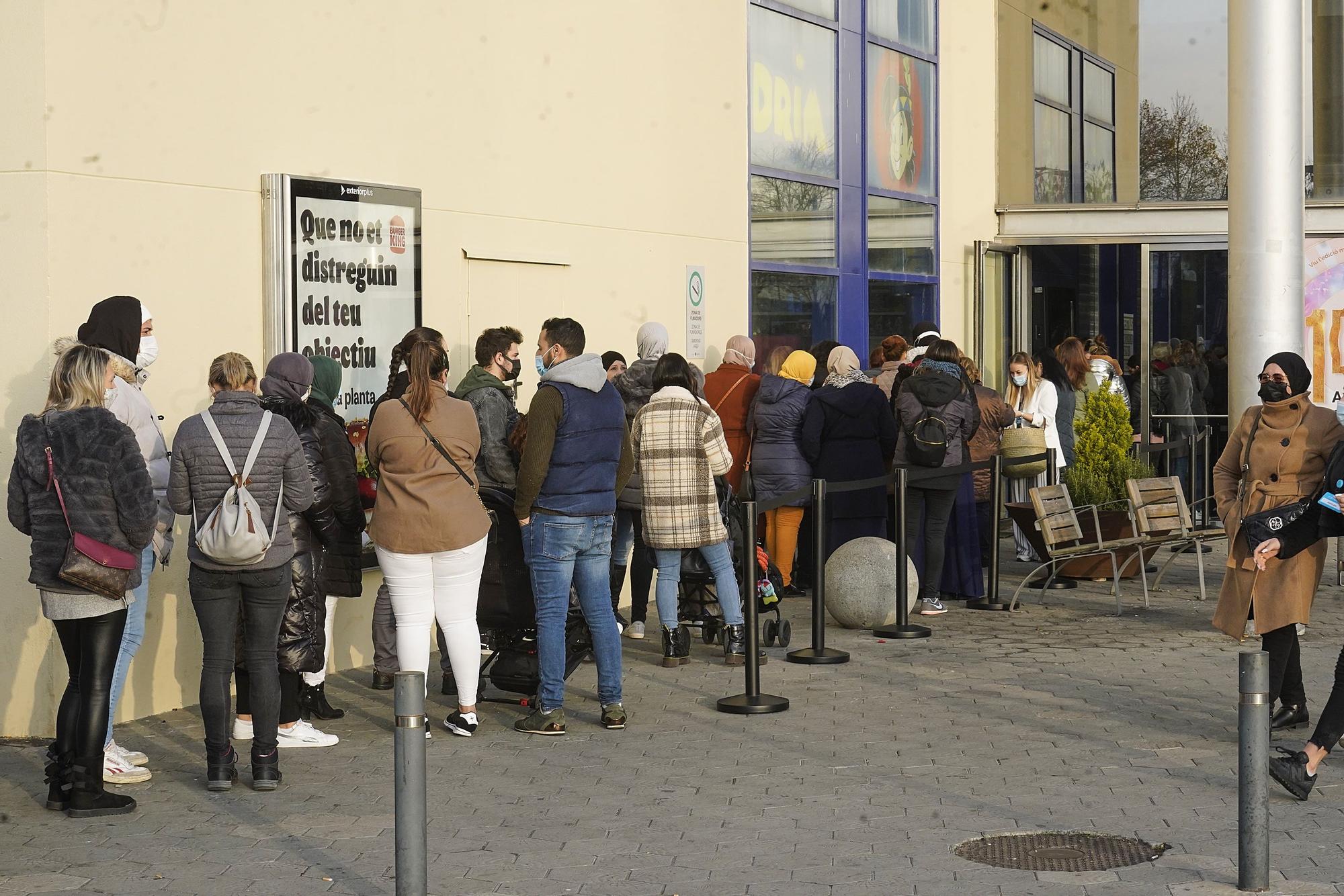 Gran expectació a l'obertura del Primark a l'Espai Gironès de Salt