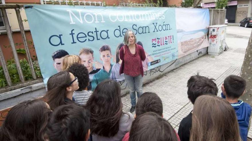 La concejal de Medio Ambiente, María García, ayer, en Zalaeta, con los estudiantes.