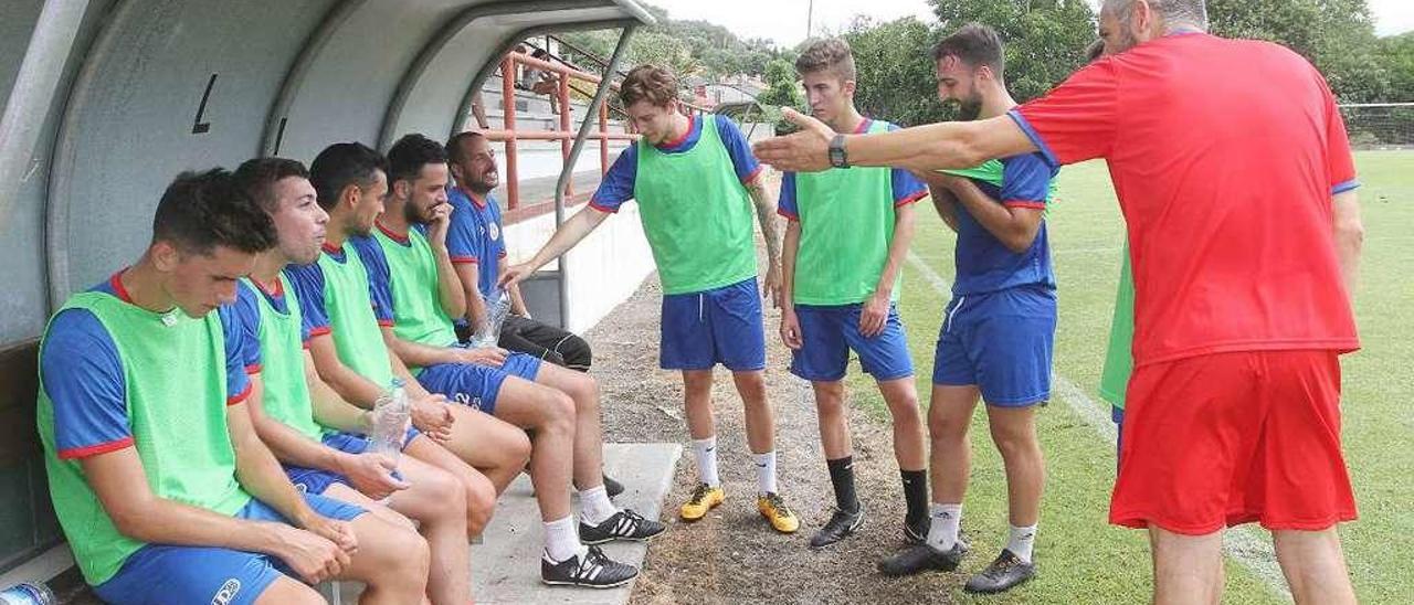 Nacho Currás, el segundo entrenador de la UD Ourense, con sus jugadores. // Iñaki Osorio