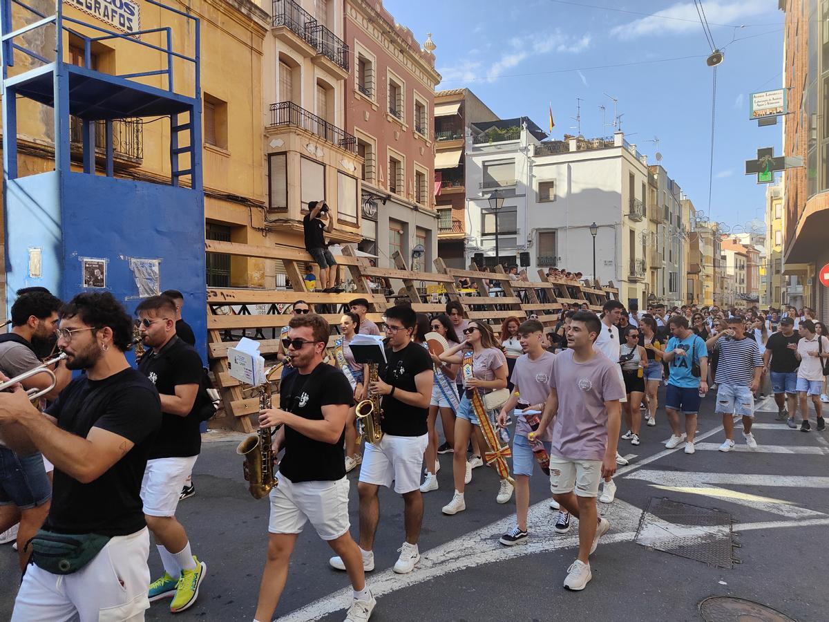 Las peñas recorrieron las calles en un desfile animado por las charangas