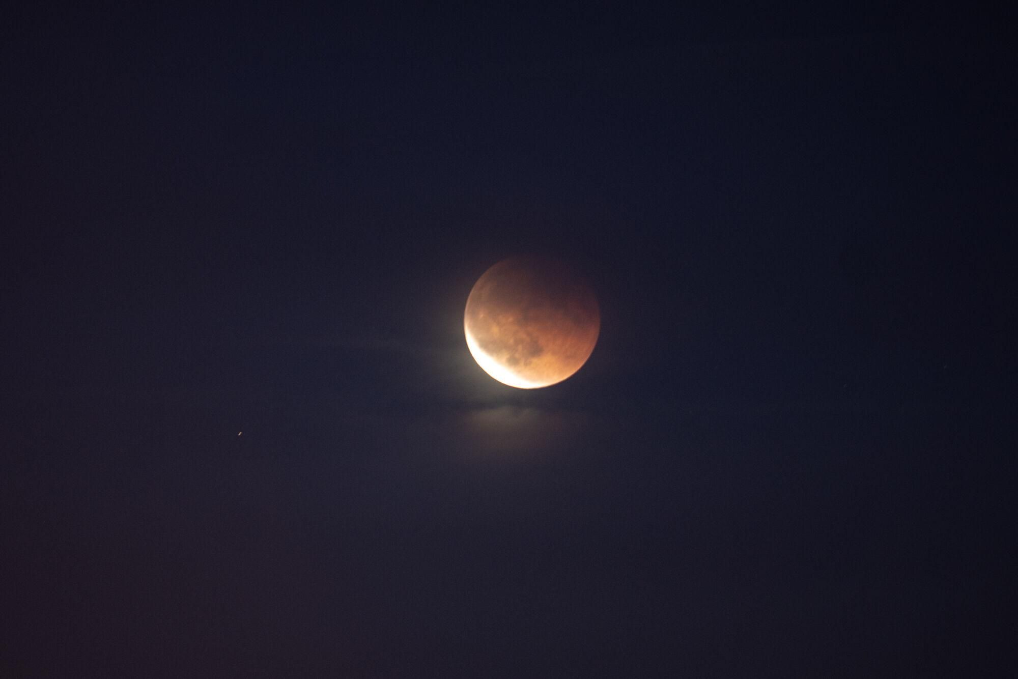 Vista del eclipse lunar, a 7 de septiembre de 2025, en Barcelona, Catalunya (España). Durante el fenómeno astronómico la Tierra se interpone entre el Sol y la Luna proyectando su sombra sobre el satélite.  Además, durante unos minutos, la Luna adquirirá un tono rojizo característico, lo que se conoce popularmente como "Luna de Sangre". 07 SEPTIEMBRE 2025 Lorena Sopêna / Europa Press 07/09/2025. Lorena Sopêna;