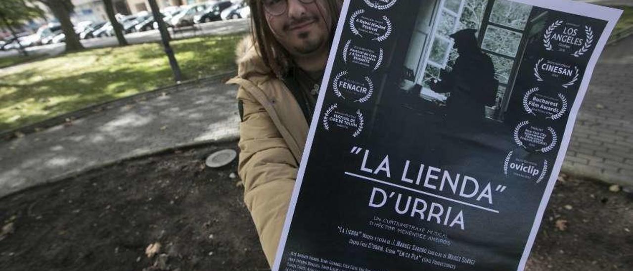 Héctor Menéndez posa con el cartel del videoclip en el que figuran los premios recibidos hasta ahora y festivales en los que el cortometraje de ocho minutos ha participado hasta la fecha.