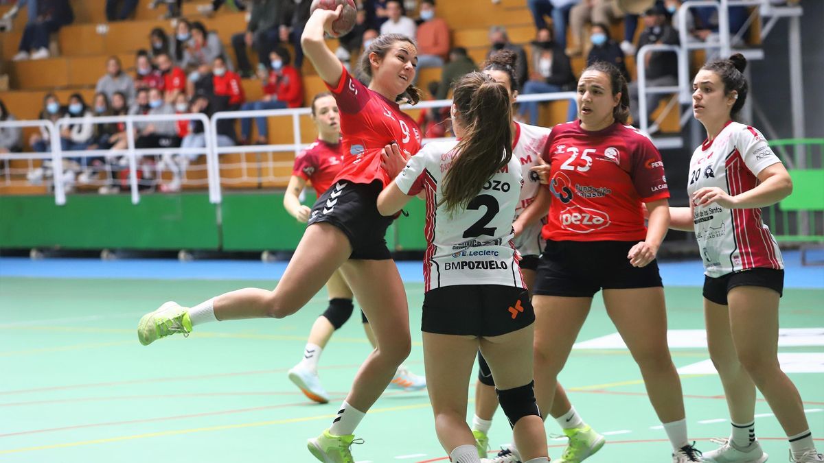 Ángela Zurera lanza a portería.