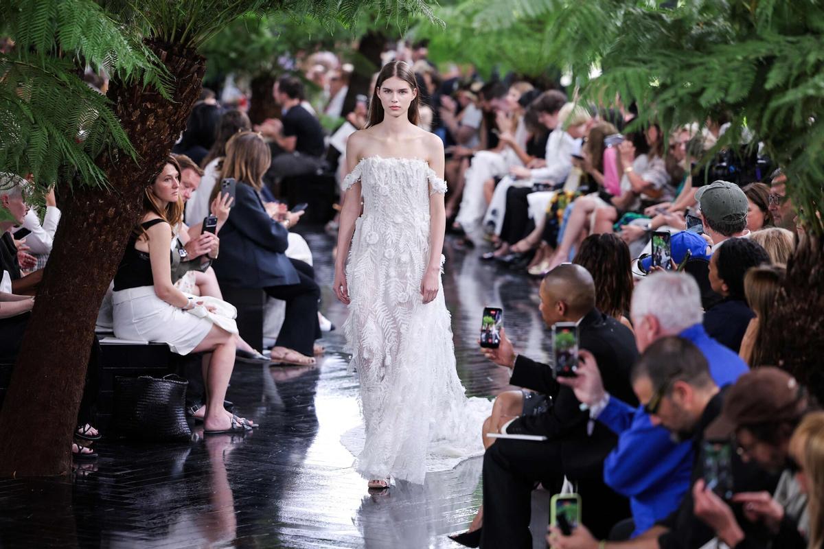 Un modelo de Christian Dior Women Haute Couture Fall/Winter 2026-2027 presentado en París.