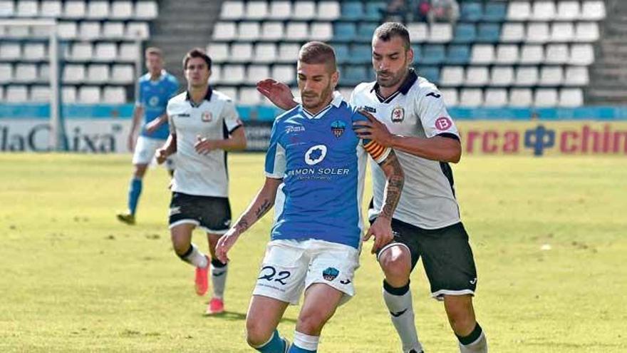 El jugador del Llosetense, Cristian, intenta arrebatar la pelota a un rival.