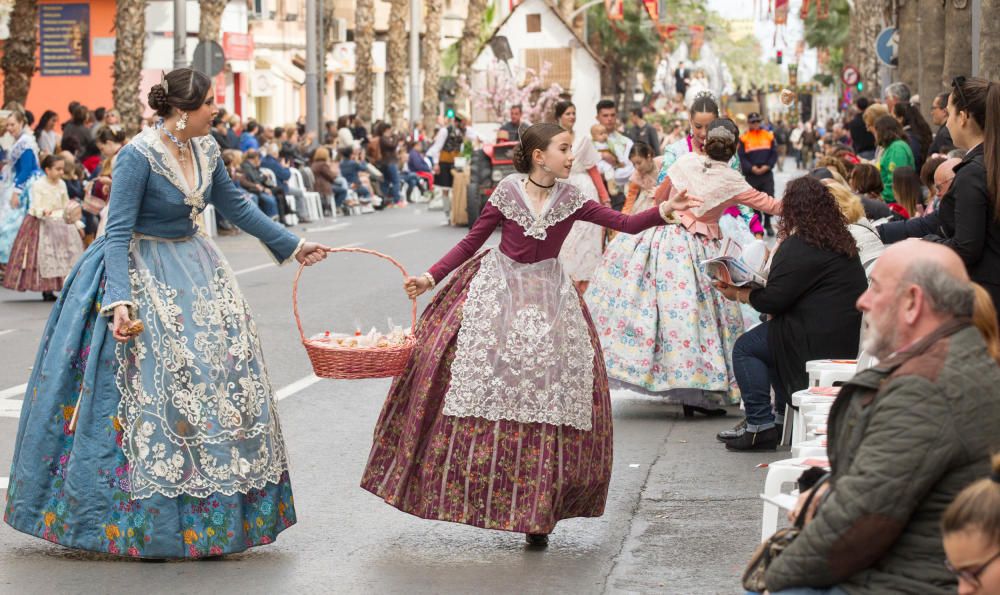 Los bailes y los trajes de los componentes de las comparsas llenaron la calle Alicante y la avenida Ancha de Castelar de colorido y originalidad.