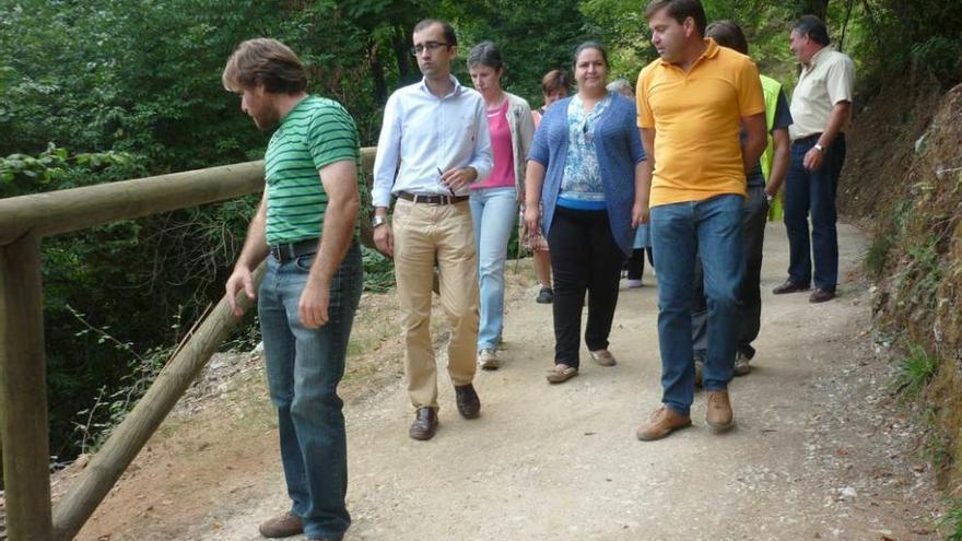 En el centro de la imagen, José Víctor Rodríguez y la concejala Laura Álvarez, en un tramo del paseo con responsables de la empresa constructora y vecinos.