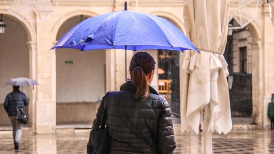 La lluvia cayendo en la Plaça de Dins de Alcoy