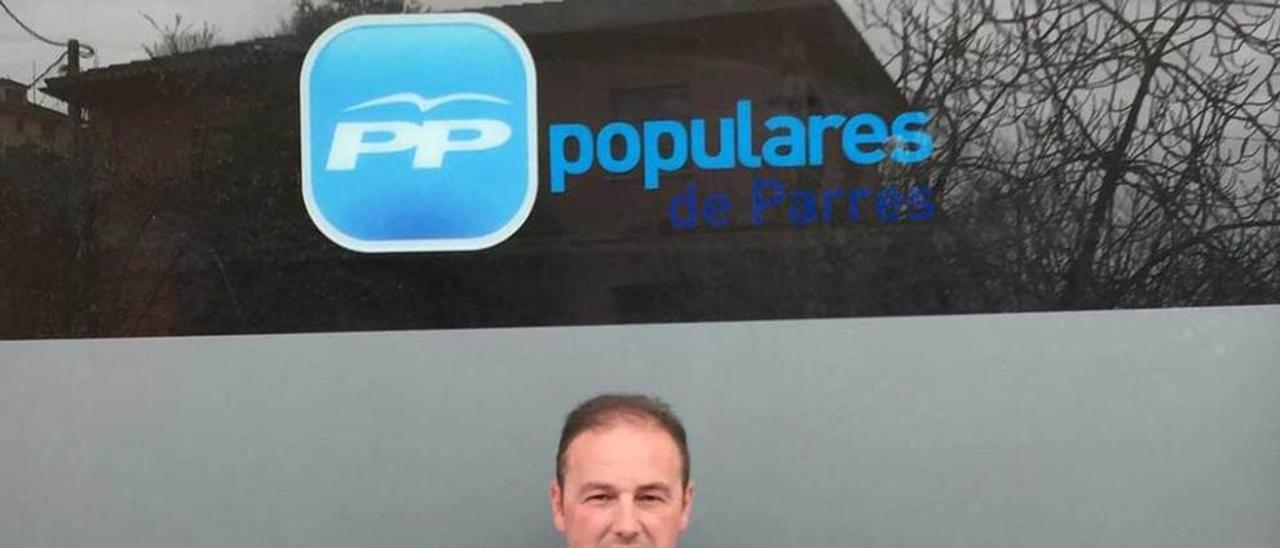 José Ángel Fernández, ayer, en la sede del PP de Parres.
