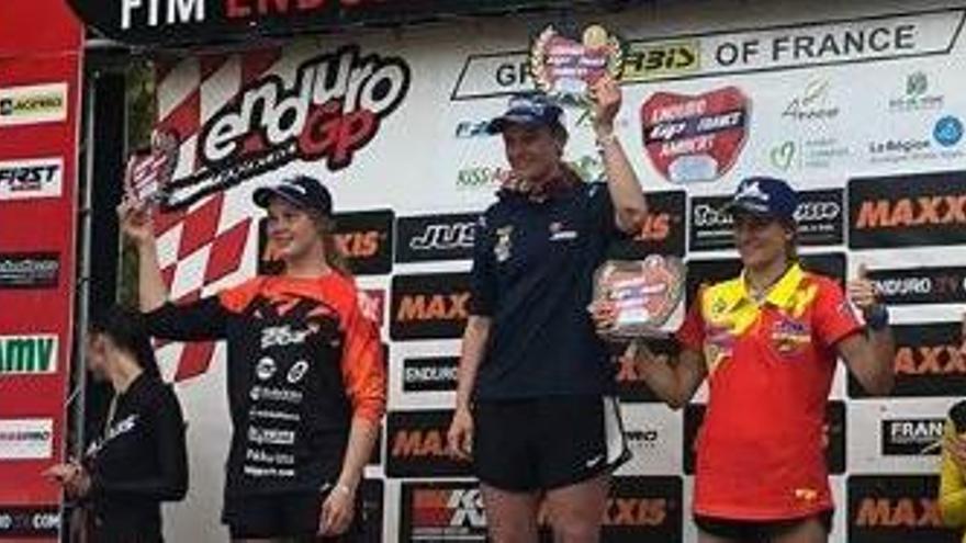 Mireia Badia (dreta) en el podi del Mundial d&#039;enduro femení disputat a Embèrt (França)