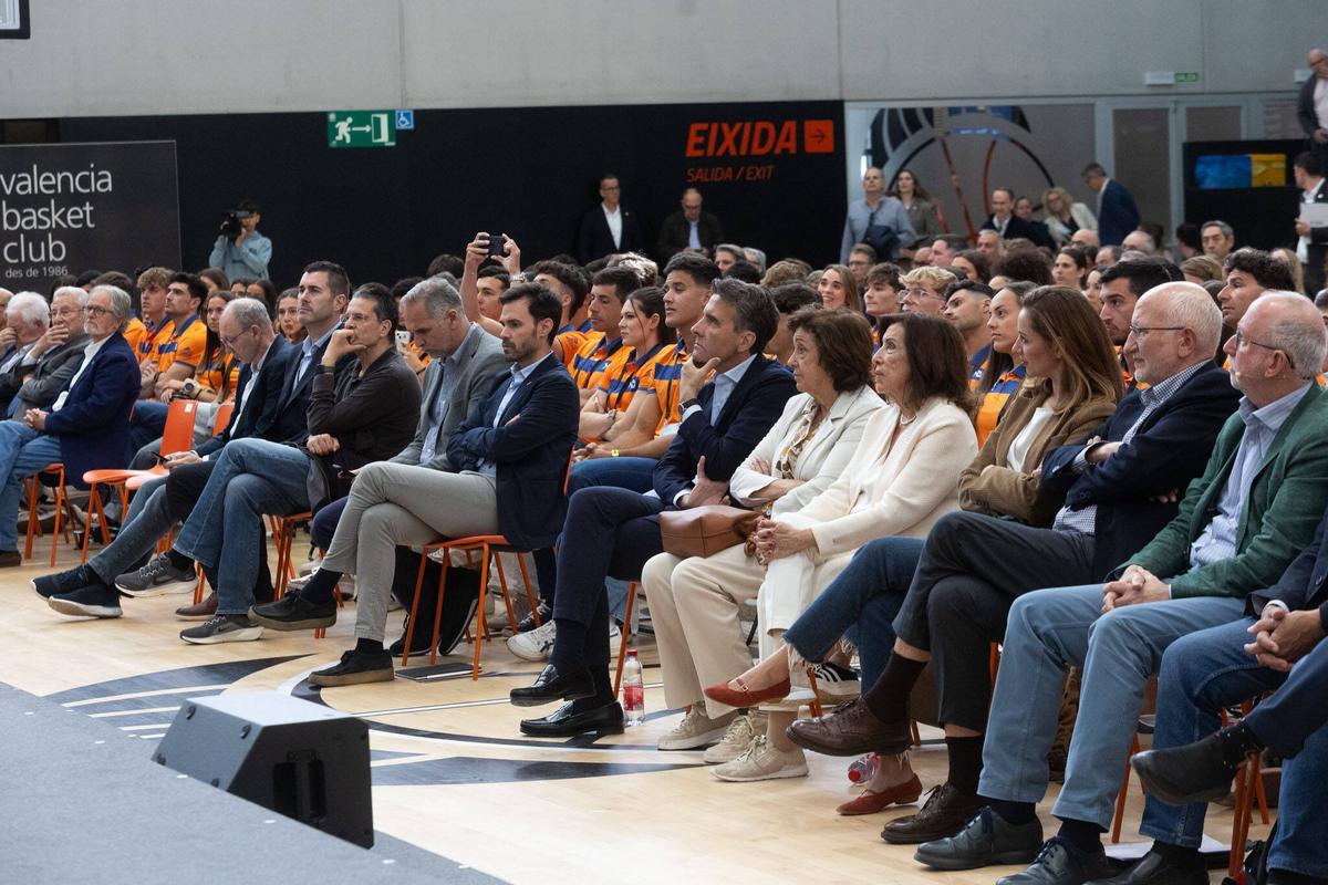 Multitud de asistentes en la pista central de L'Alqueria del Basket en la presentación del FER de 2026.