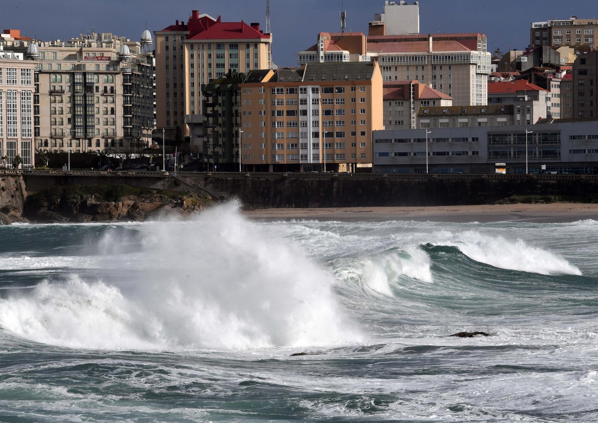 A Coruña en alerta roja: Temporal con fuerte oleaje en Riazor y rachas de más de 100 kilómetros por hora