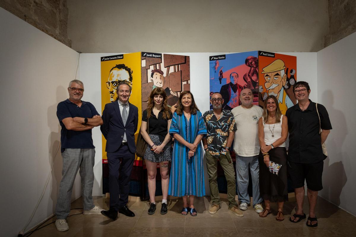 Algunos de los protagonistas de la exposición junto al director del CCCC, Nicolás Bugeda.
