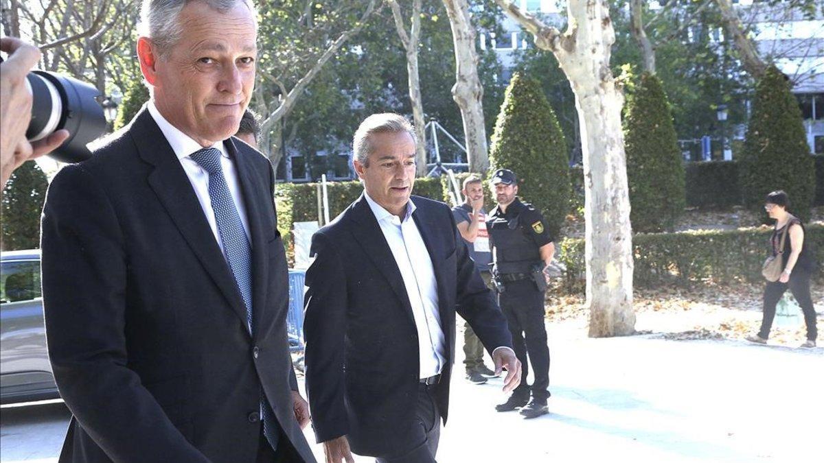 El exCEO del BBVA Angel Cano y Ricardo Gomez Barredo (derecha), antes de declarar en la Audiencia Nacional por el 'caso Villarejo'