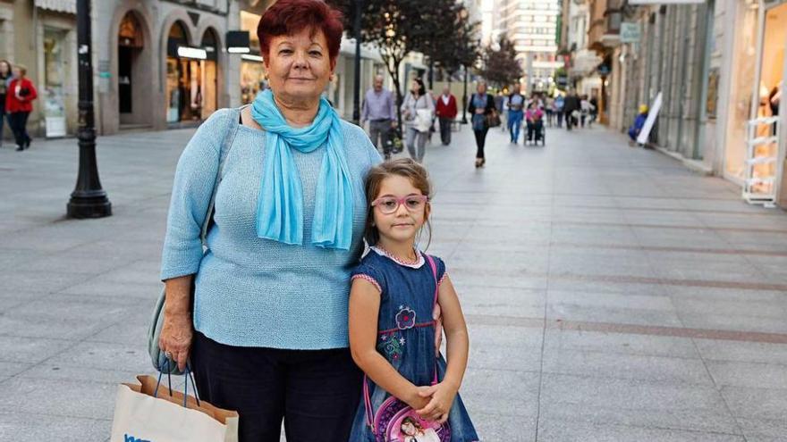 Rosa Nomparte y su nieta Luna Coello, ayer, en la calle Corrida.