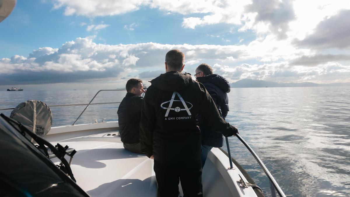 Técnicos de comuniaciones marítimas de Alén Space, a bordo de un barco.