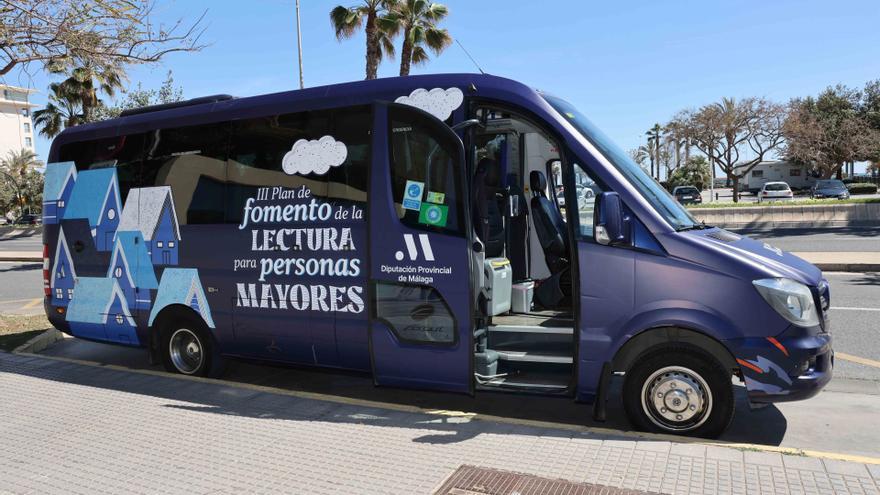 Dos bibliotecas itinerantes recorren los pueblos de Málaga para fomentar la lectura entre los mayores