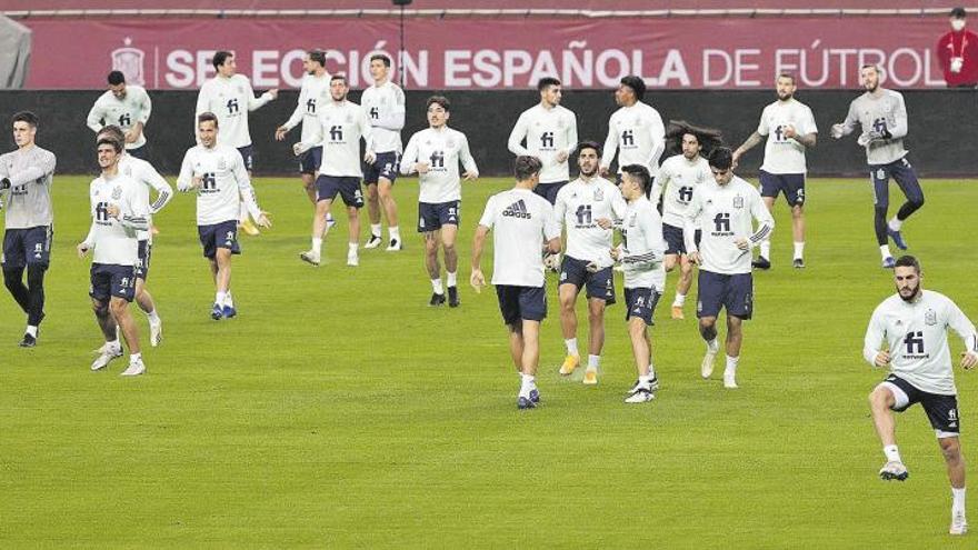 Los jugadores de la selección española, durante el entrenamiento de ayer.