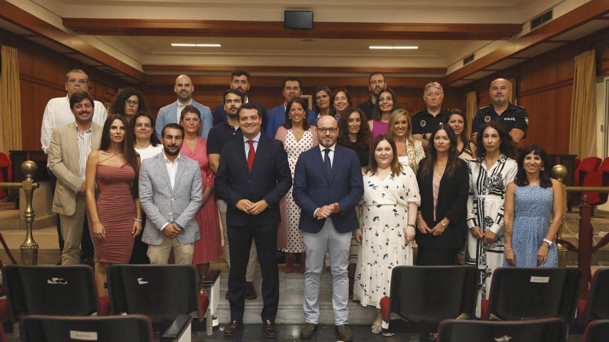 Bellido y Jordano, junto a los nuevos trabajadores municipales.