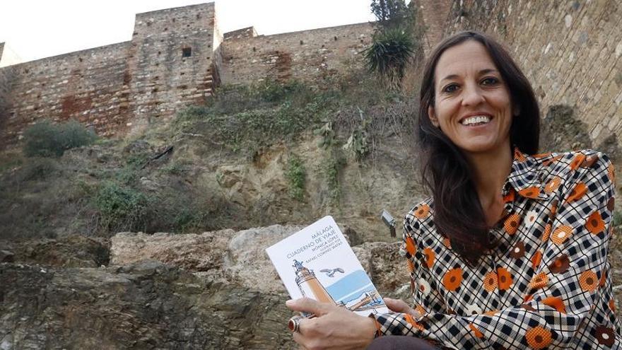 Mónica López, con su último libro sobre Málaga.