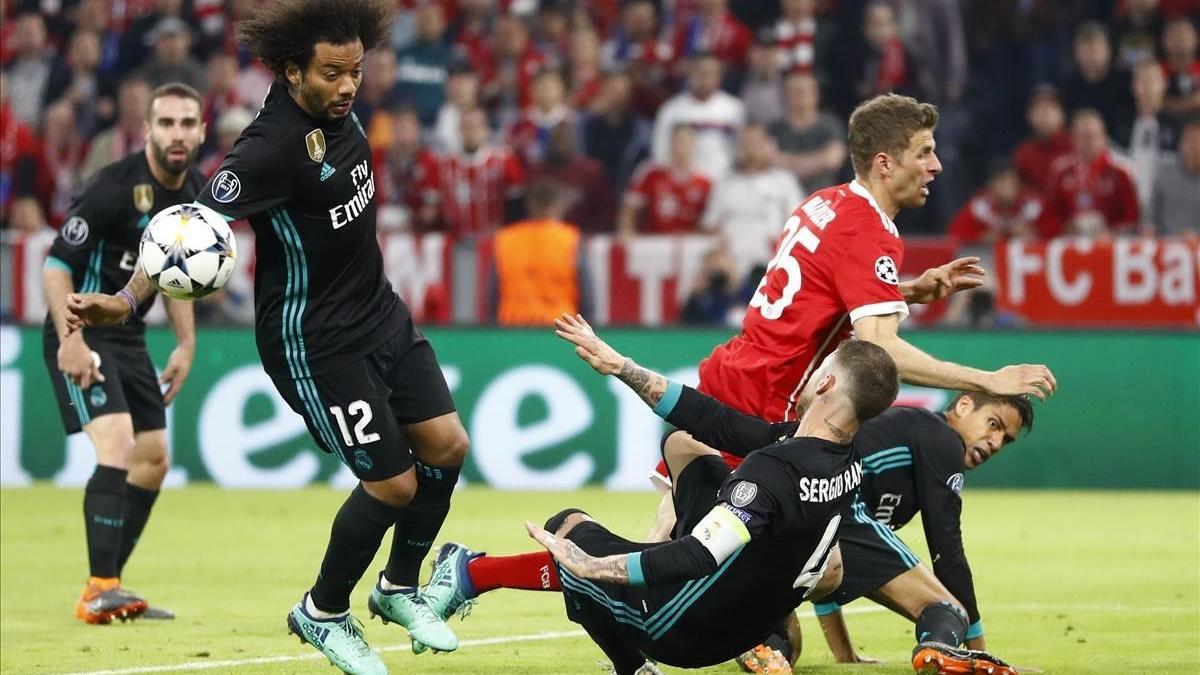 lainz43079349 bayern s thomas mueller  second right  fails to score during180425230117
