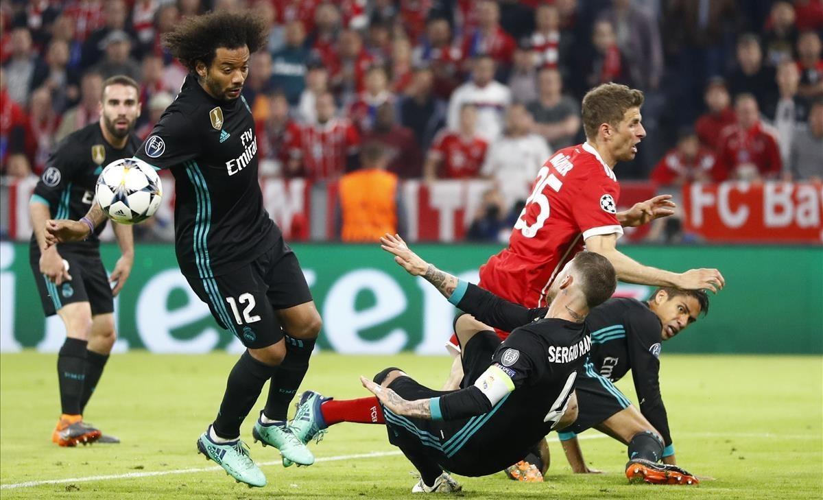 lainz43079349 bayern s thomas mueller  second right  fails to score during180425230117