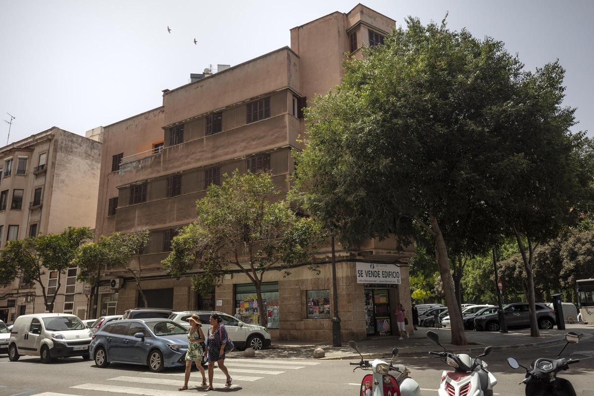 Inmueble de estilo racionalista en la esquina de Rubén Darío con el Paseo Mallorca diseñado por Francisco Casas.