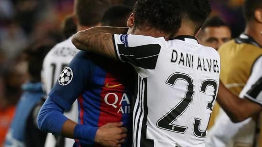 Dani Alves consola Neymar al final del partit.