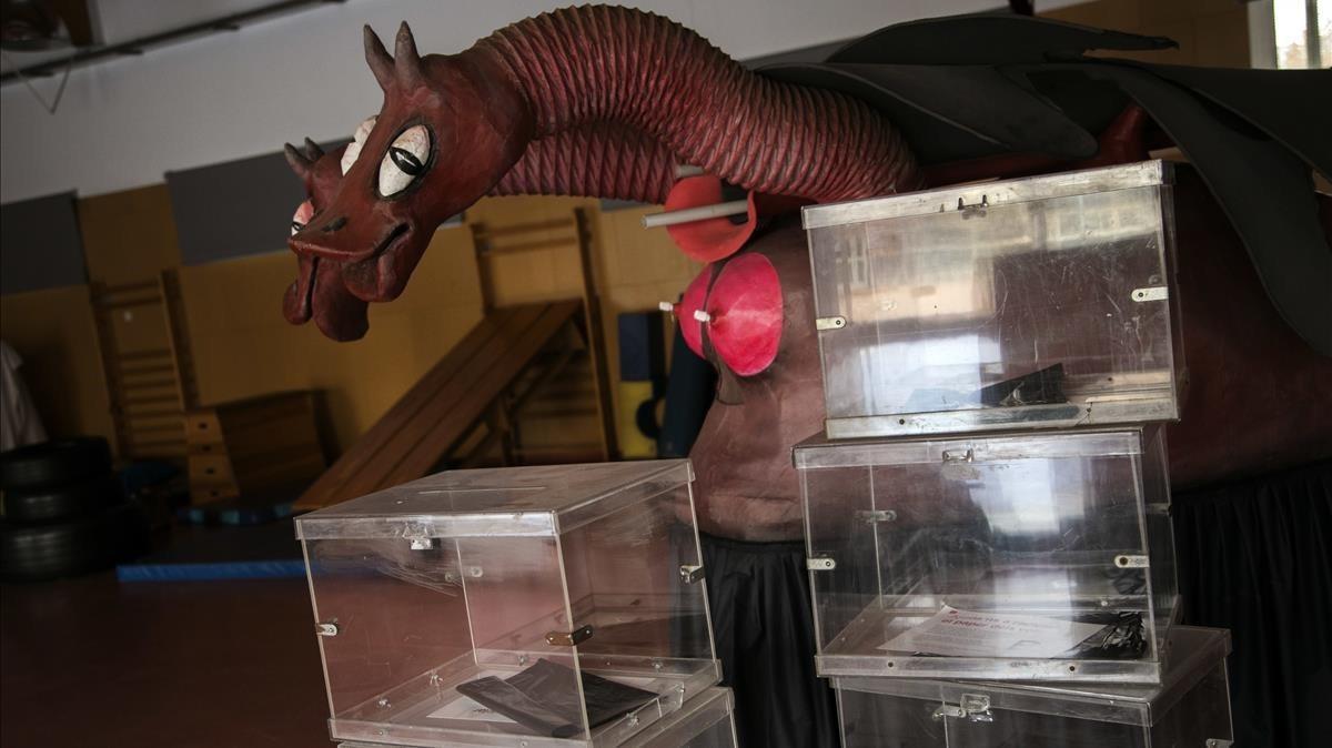 Las urnas acumuladas y preparadas para las votación que tendrá lugar mañana en Catalunya.