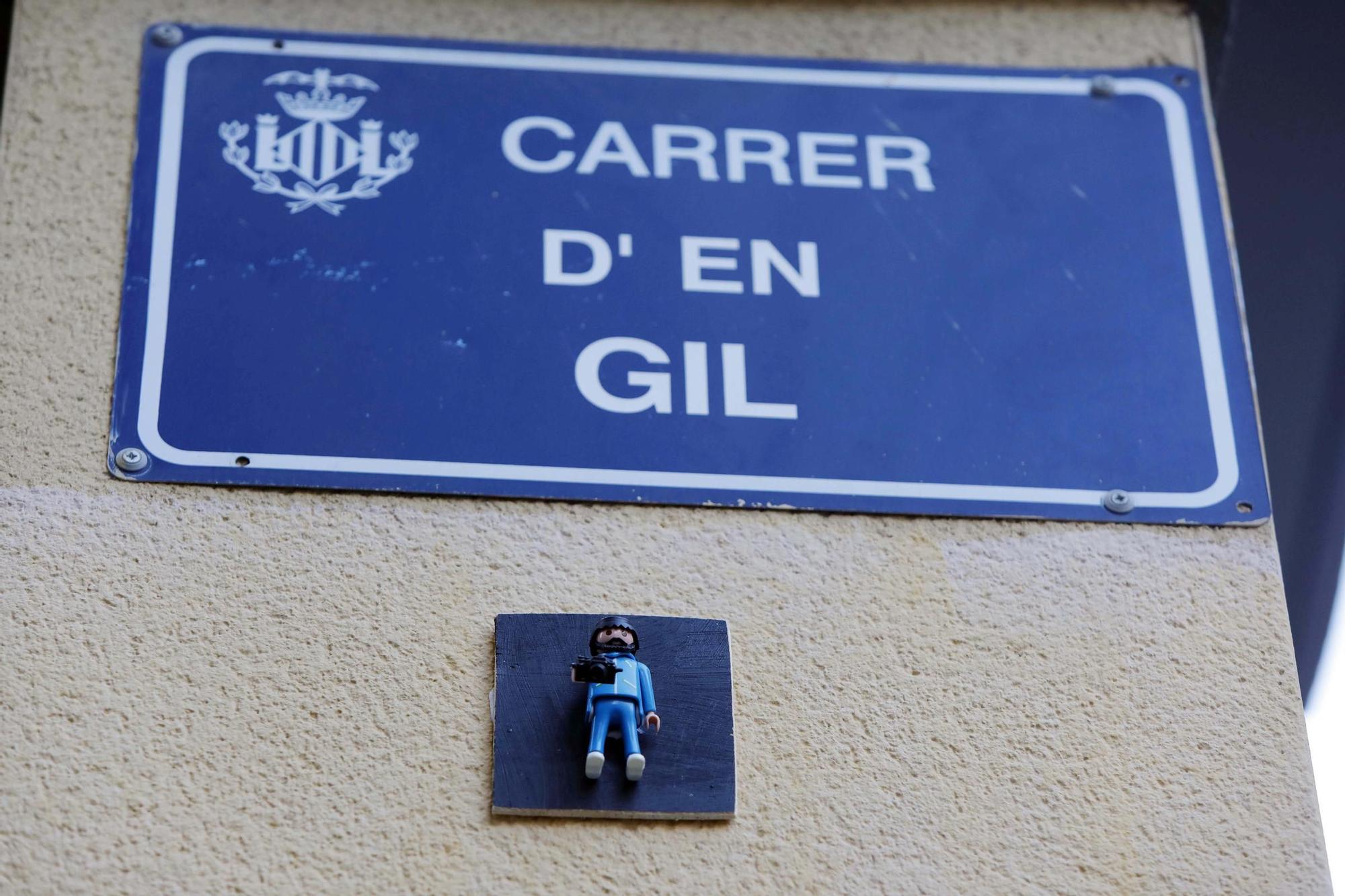 Figuras de Playmobil adornan las placas de calles en el centro de València