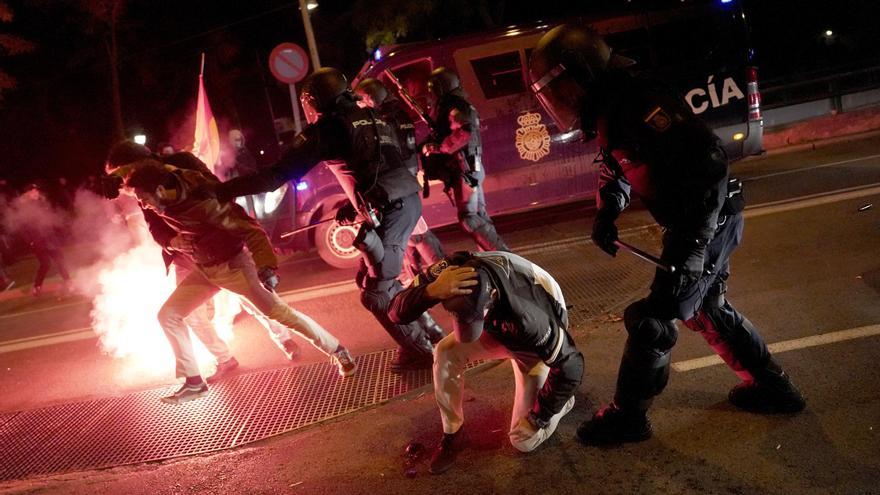Manifestantes claman otra noche más contra la amnistía en varias zonas de Madrid, en imágenes