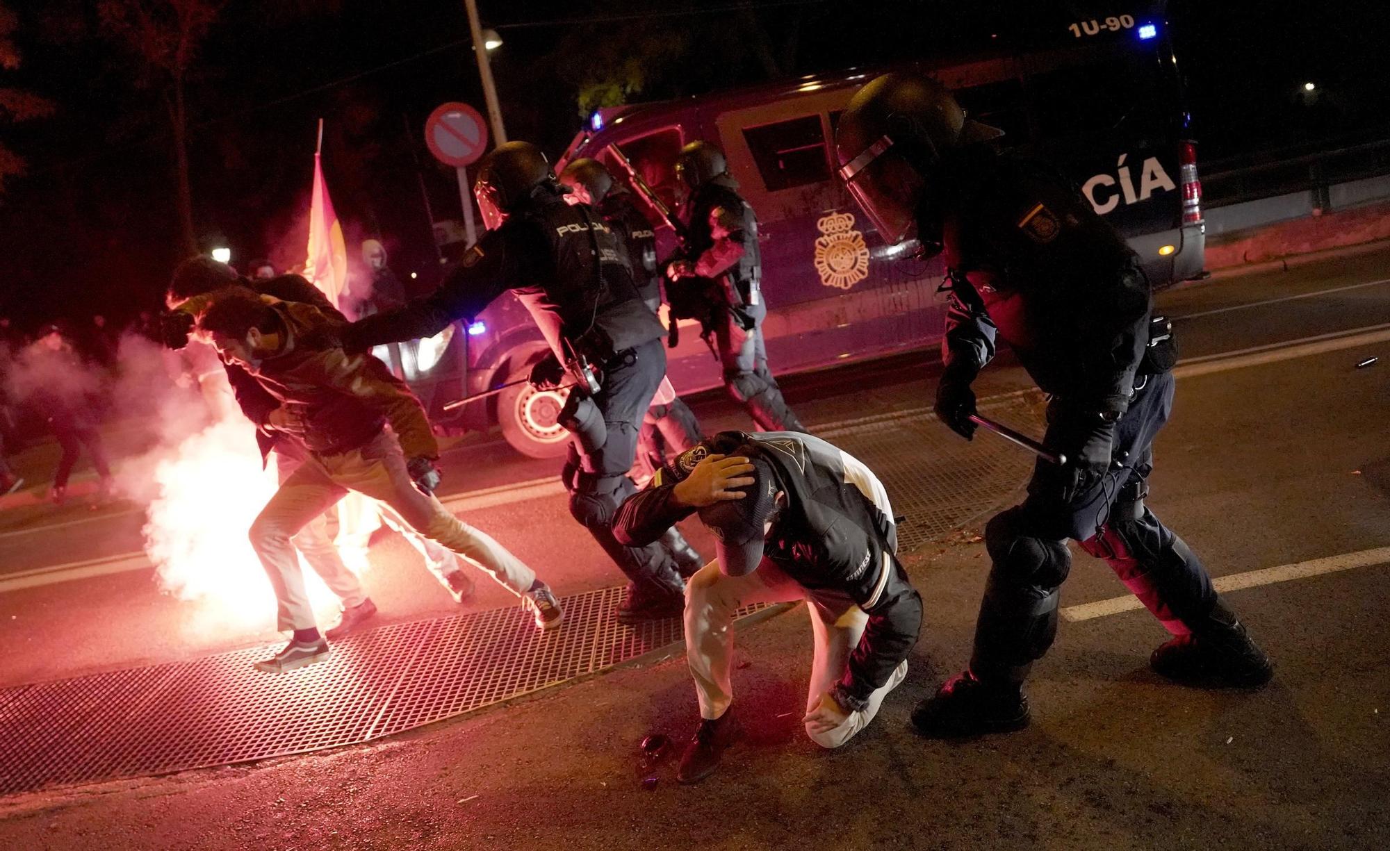 Varios manifestantes claman otra noche más contra la amnistía en varias zonas de Madrid, en imágenes