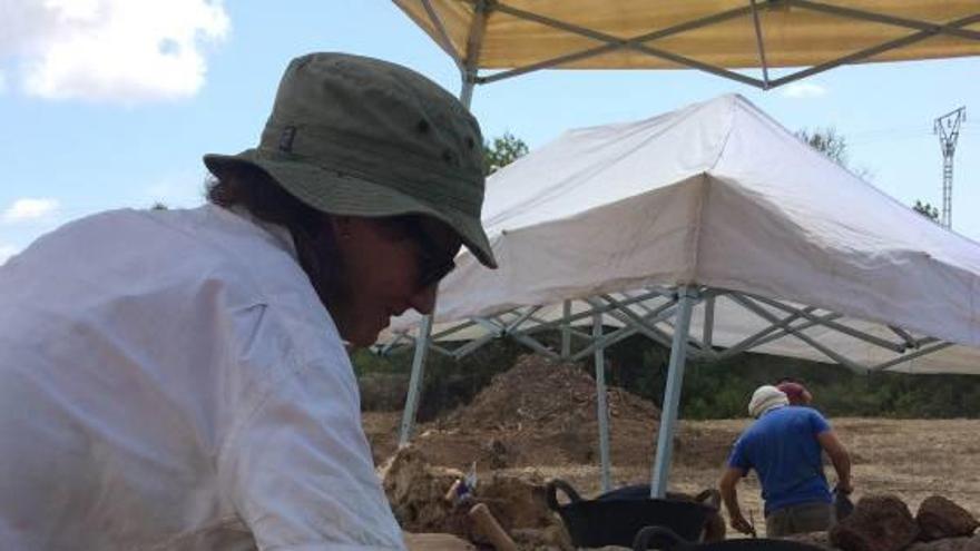 Arqueólogos, voluntarios y miembros de Lausa en pleno trabajo.