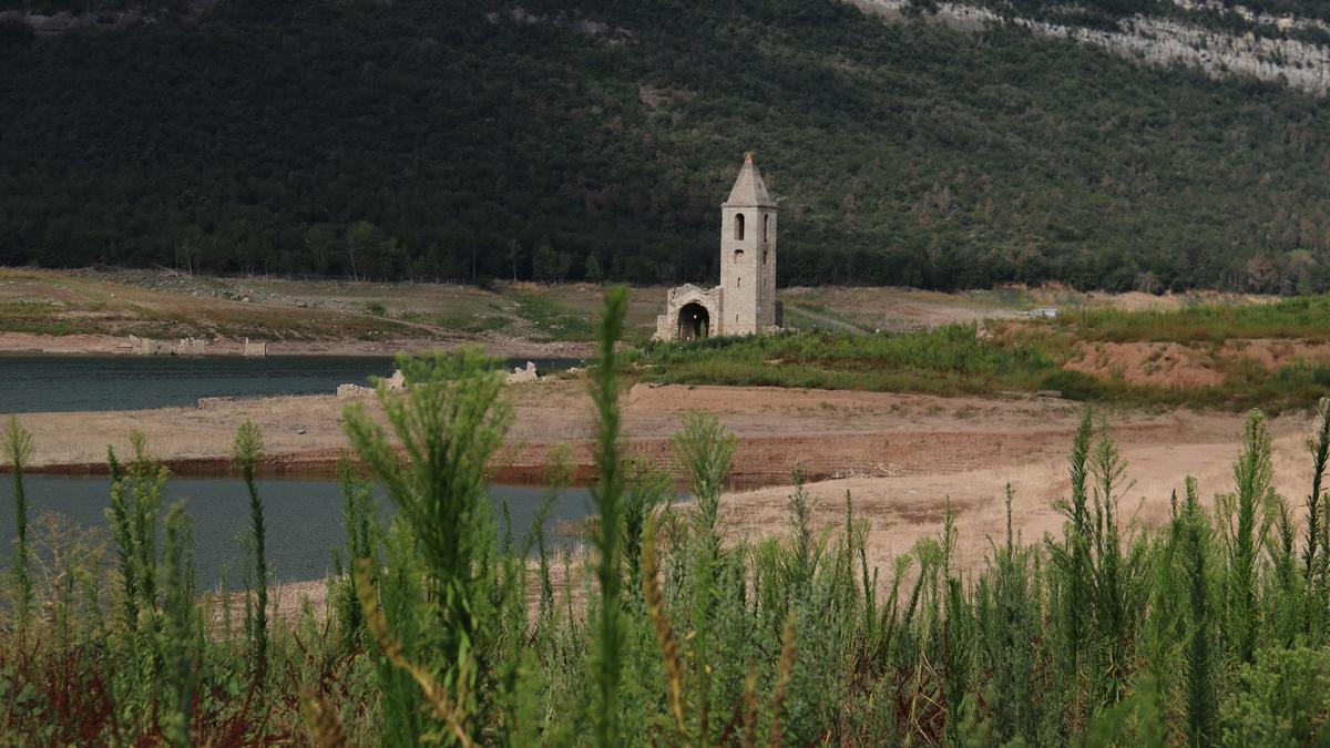 El campanar i l'esglèsia de Sant Romà de Sau ben visibles, prova de la sequera extrema que viu l'embassament