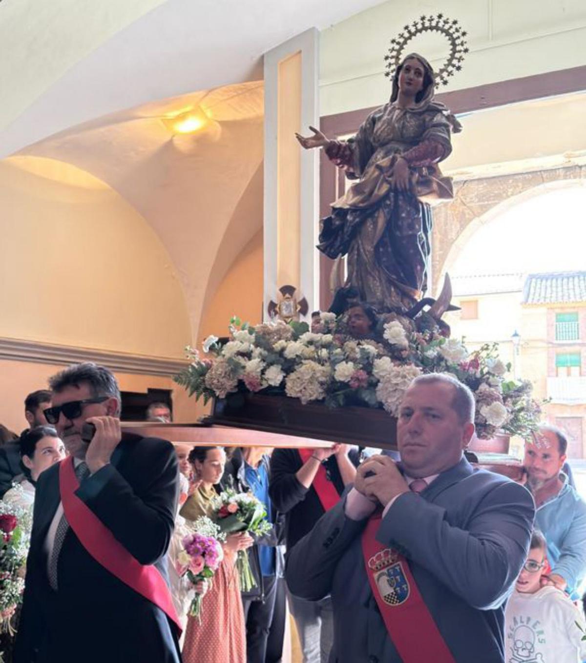 Roberto Sánchez con la Purísima Votada. |