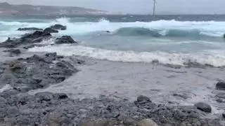 Un vertido de combustible en el Puerto de Las Palmas pone en alerta a la capital y Telde