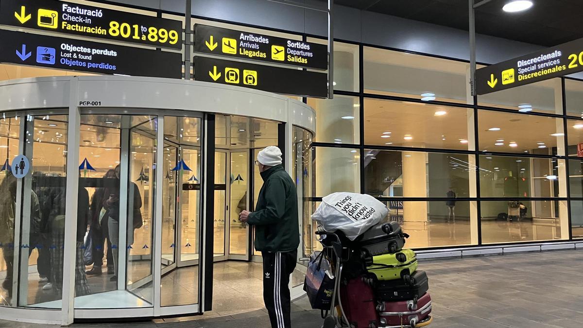 Pedro, un hombre sin techo, tras ser desalojado junto a sus pertenencias del aeropuerto del Prat.