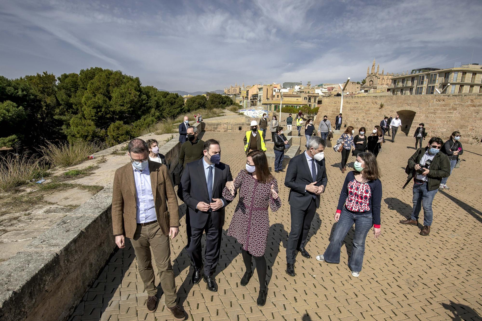 El ministro Ábalos visita el Baluard del Princep con la presidenta Armengol y el alcalde Hila