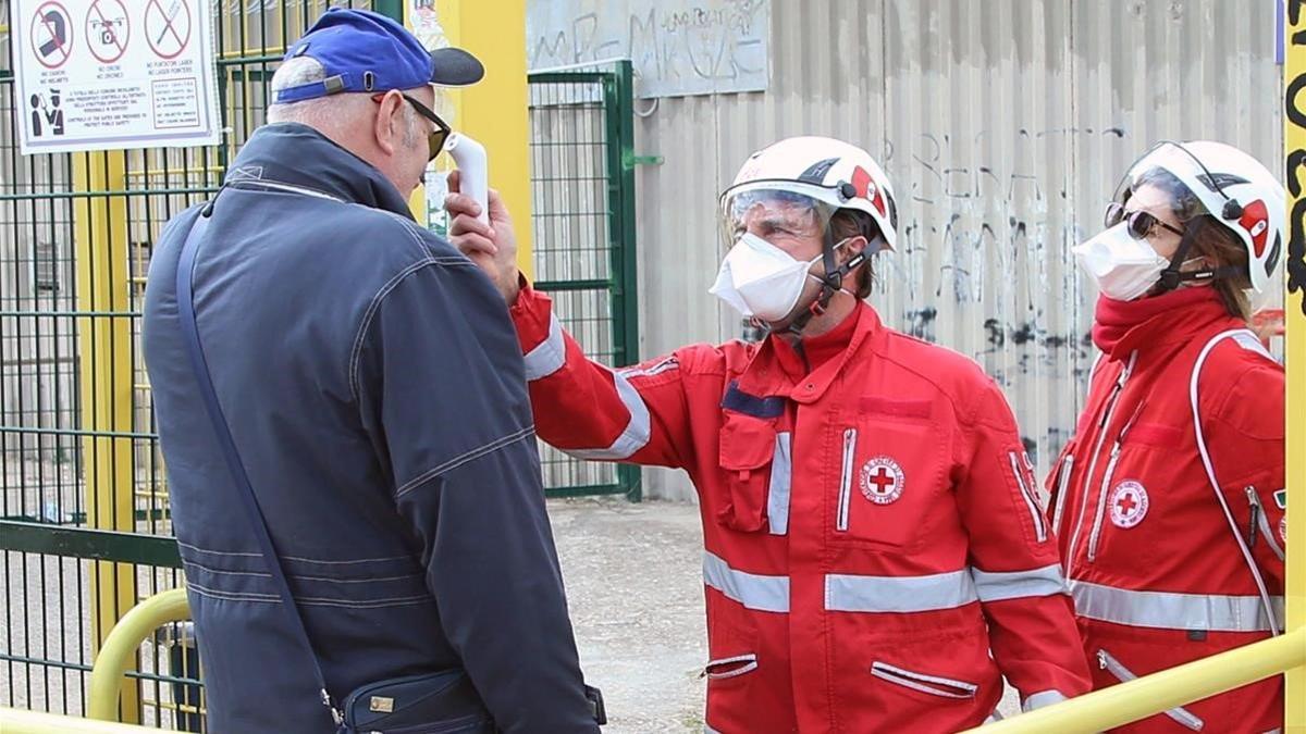 rpaniagua52576335 lecce  italy   01 03 2020   italian red cross members check 200302191704